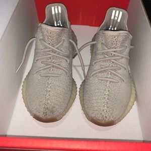 Sesame Preowned Yeezy Size 5